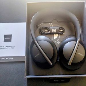 Brand New Bose Quiet Comfort 700 noise cancelling Heaphones